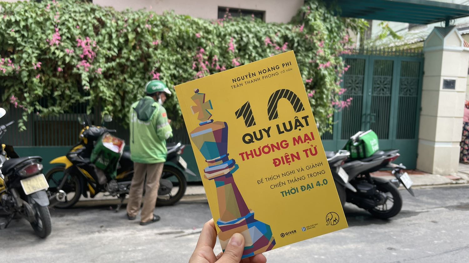 TikiNow Giao hàng nhanh cực, tác giả vừa đăng bài giới thiệu sách là mình đặt mua ngay. mới đặt hàng xong ngồi chờ Grabfood giao cơm trưa mà sách đã tới. Sách hướng dẫn các tư duy cốt lõi khi kinh doanh online trên sàn Việt Nam, rất phù hợp trong giai đoạn này. Vừa xem qua mục lục thì thấy nhiều mục có giá trị tham khảo cao, hình vẽ rất đẹp. Đóng gói chỉn chu.