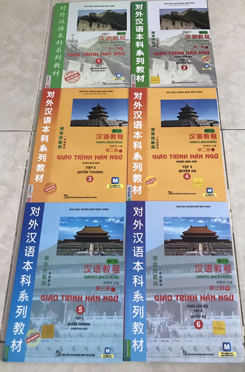 Giáo trình Hán Ngữ phiên bản mới gồm 3 tập (6 cuốn) 76 bài. Sách in ấn đẹp, trình bày rõ ràng, khoa học.