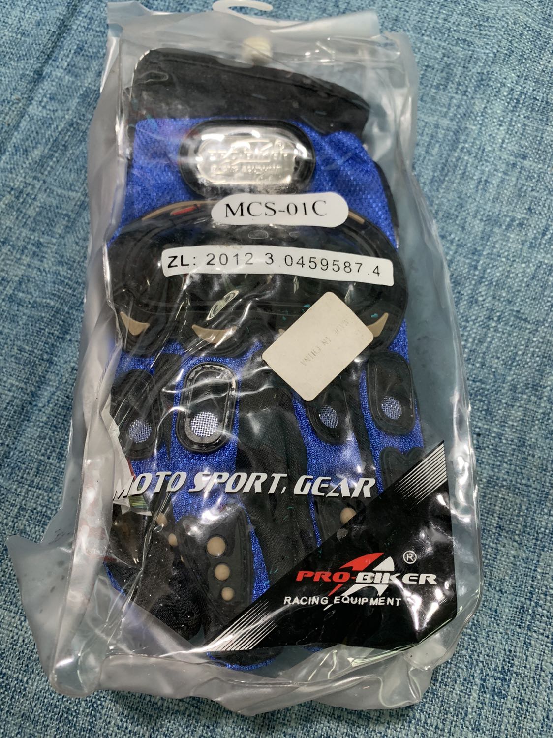 Cách đây 1 năm tôi đã mua một đôi găng cùng kiểu. Rất chắc chan va siêu bền như Shop đa quang cáo nay mua thêm tặng bạn. Giao hàng rất nhanh Cách đây 1 năm tôi đã mua một đôi găng cùng kiểu. Rất chắc chan va siêu bền như Shop đa quang cáo nay mua thêm tặng bạn. Giao hàng rất nhanh