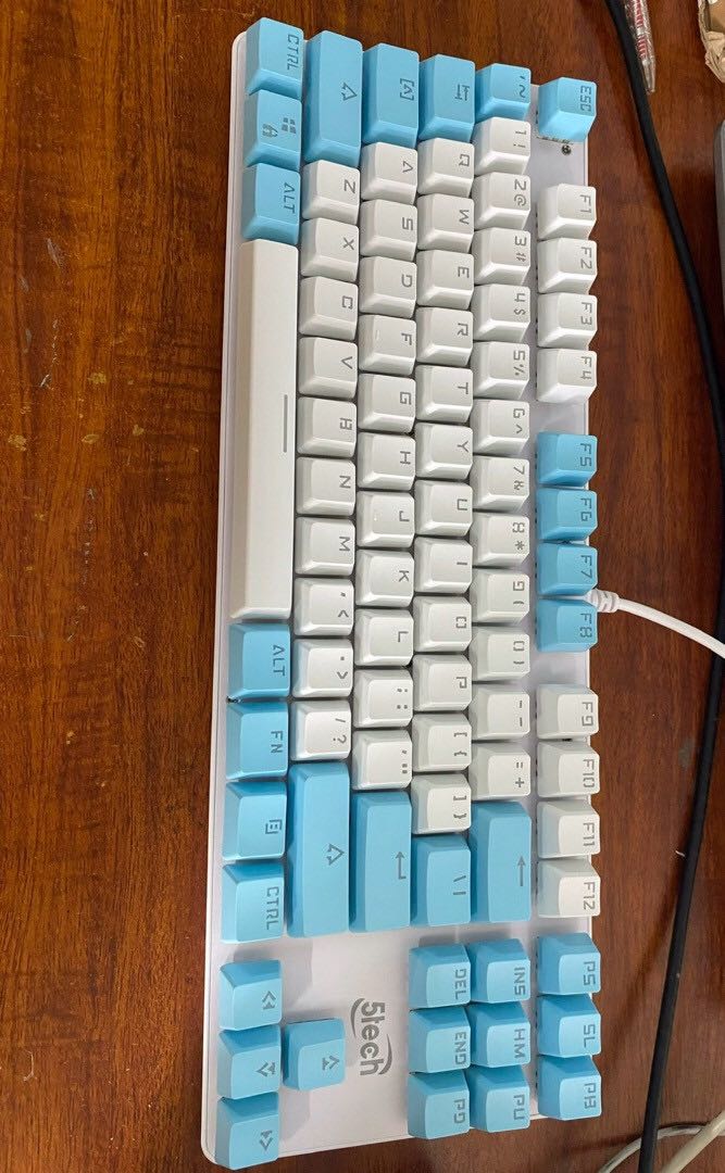 Đầy đủ hình ảnh cho ae tham khảo em này. Màu gì mà đẹp quá trời, đúng cơ xịn luôn, bấm nghe kêu thì đã cái tai, phím nhạy, led lủng quá đẹp, tàm giá này là quá ổn áp rồi, lad tối bật nhìn rõ các phím luôn, mà công nhận shop giao hàng gì nhanh dữ, hôm nay đặt hôm sau có luôn chứ nị, làm em hoang's mang tưởng lộn. nhắn tin hỏi shop thì reo nhanh, nhiệt tình, bảo hành hẳn 12 tháng lận luôn, còn được đi kèm mấy nút cho ae thay nữa, hộp ngoài thì cứng cáp ổn. quá ưng cho 5 sao