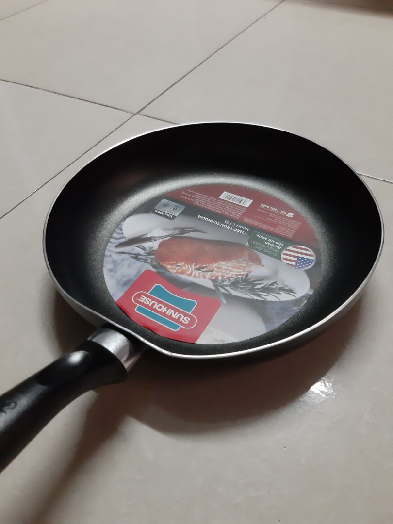 sản phẩm bị méo mó, tay cầm của chảo bị hích lên trên, mình ko hài lòng, muốn đổi cái khác cùng loại cùng size