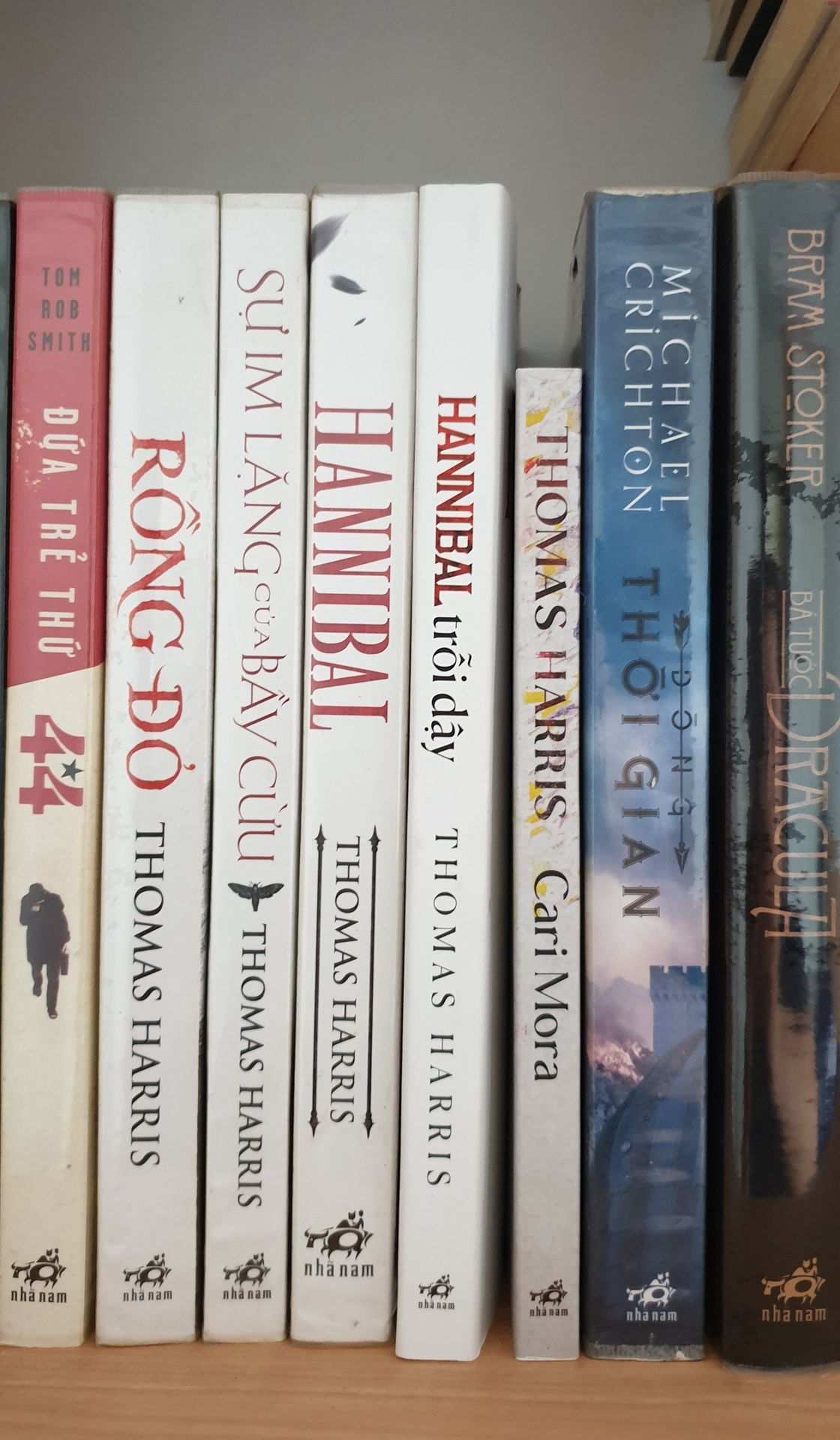 Tiki vẫn giao nhanh và đóng gói tốt như mọi khi.

Riêng về phần truyện, quen với những tác phẩm viết nhiều (dày) của Thomas Harris rồi, nên khi nhận cuốn này có chút thất vọng, mặc dù chưa đọc nội dung, đặc biệt đây là tác phẩm thai nghén sau 13 năm ngừng viết của ông. Có cảm giác ông đã ít nhiều cạn ý tưởng, lòng nhiệt huyết đã giảm đi ít nhiều. 
Sách in khổ 14 x 20,  266 trang cả bìa, so với các cuốn trước khổ 15.5 x 24 ít nhất từ 300 trang trở lên. Trông lọt thỏm và bé nhỏ so với các tác phẩm khác cùng tác giả.
Ngoài ra, giá sách Nhã Nam giờ lên kinh thật!!!