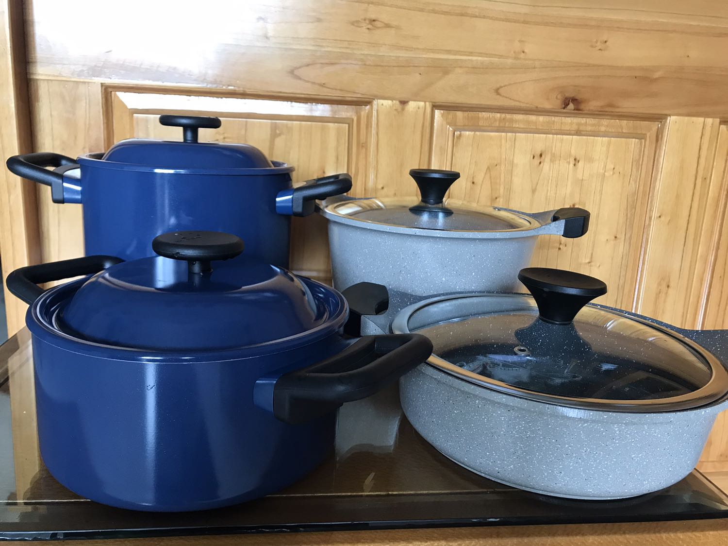 Nv giao hàng vv. Nồi rất đẹp, chất lượng chưa xài nên chưa đánh giá đc. Hy vọng chất lượng sp đúng với TT gthieu sp để khi mua hàng trên Tiki người tdung ko phải đắn đo sợ hàng ko chất lượng, ko đẹp như hình...