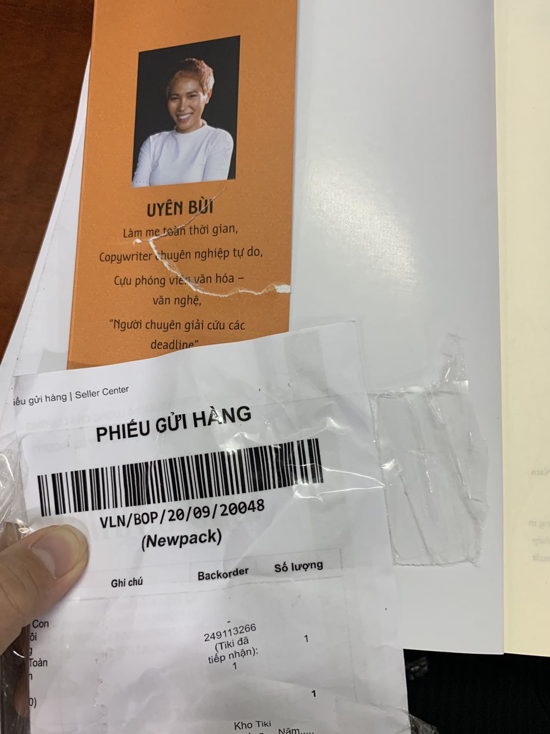 Giao sách bị rách cho KH