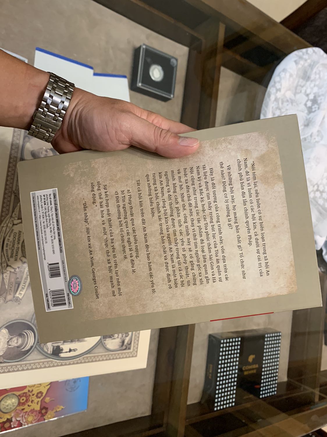 Sách nhận được trong tình trạng ổn thoả. Tuy không có màng bọng nhưng vẫn rất mới và không bị ảnh hưởng gì. Giấy đẹp, bản in rõ ràng. Nội dung thì phải đọc mới rì viu được.