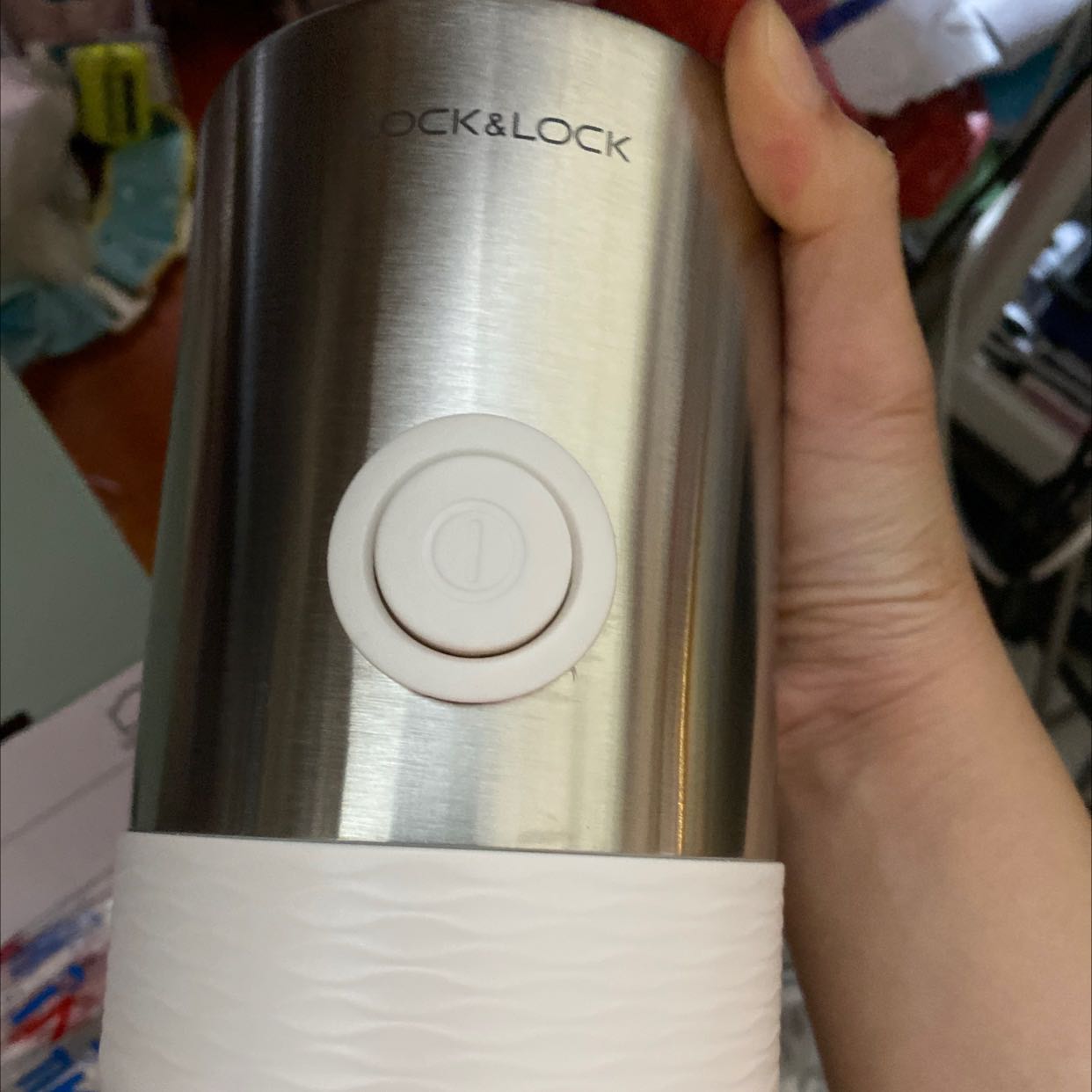 Tiki giao hàng nhanh, đúng hẹn. Máy nguyên đai chưa mở, từng bộ phận được bọc riêng trong túi nilon nguyên seal. Mới thử máy thấy kêu hơi to, dây hơi bị ngắn🥲.  Nhà bán hàng có gửi kèm thư cảm ơn và số đt để liên hệ. Hy vọng máy bền ko phải bảo hành