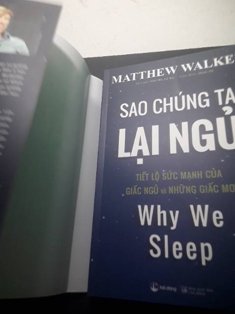 Sách được giao rất nhanh, đóng gói sách kỹ, cẩn thận, siêu ưng ý. Sách rất đẹp đúng nghĩa xịn mịn, có bookmark, bìa bọc bên ngoài. Sách có bị in thừa một tý nhưng không  sao.
Là cuốn sách về giấc ngủ đầu tiên được viết bởi chính một chuyên gia khoa học hàng đầu, giám đốc Trung tâm về Khoa học Giấc ngủ Con người của trường Đại học California, Berkeley, Sao chúng ta lại ngủ trở thành một cuộc khám phá mang tính đột phá về giấc ngủ, giải thích việc chúng ta có thể khai thác được sức mạnh biến đổi của giấc ngủ nhằm làm thay đổi cuộc sống của chúng ta trở nên tốt đẹp hơn như thế nào.
Giấc ngủ từ lâu đã trở thành một trong những khía cạnh quan trọng nhất song lại được hiểu đúng giá trị ít nhất về sự sống, sức khỏe và tuổi thọ của con người chúng ta – cho tới khi xuất hiện sự bùng nổ những cuộc khám phá mang tính khoa học trong hai thập kỉ qua đã bắt đầu soi rọi ánh sáng mới mẻ về chủ đề này.