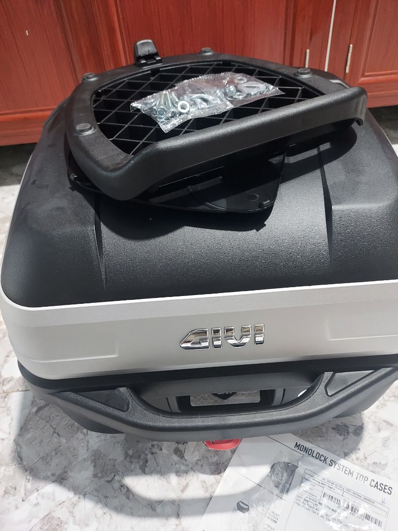 thiếu giá đỡ baga givi ....