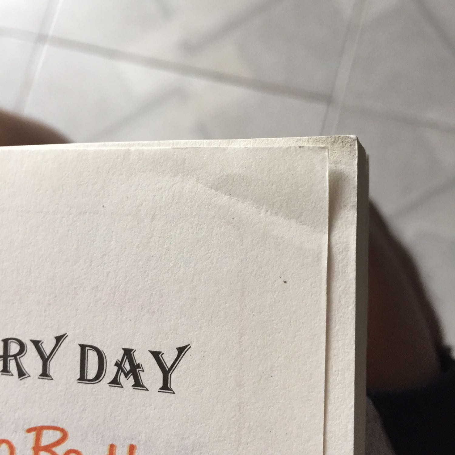 Giao mình cuốn sách nhìn mất cảm tình quá tiki ơi. Ko muốn cầm luôn á. Nhìn dơ, nhăn góc, thà bỏ thêm 3-40k mua sách mới ở bookstore có giá trị hơn.