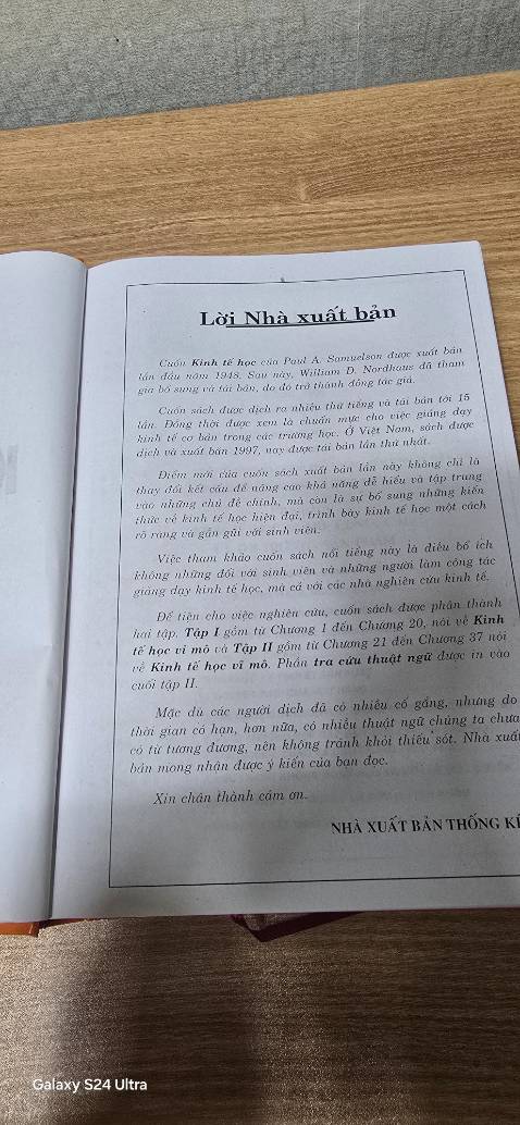 Sách in rất mờ, giấy in quá mỏng ,  in mất nét chữ rất nhiều, quá tệ. Đọc bị lóa không khác gì 1 bản photo chất lượng kém.