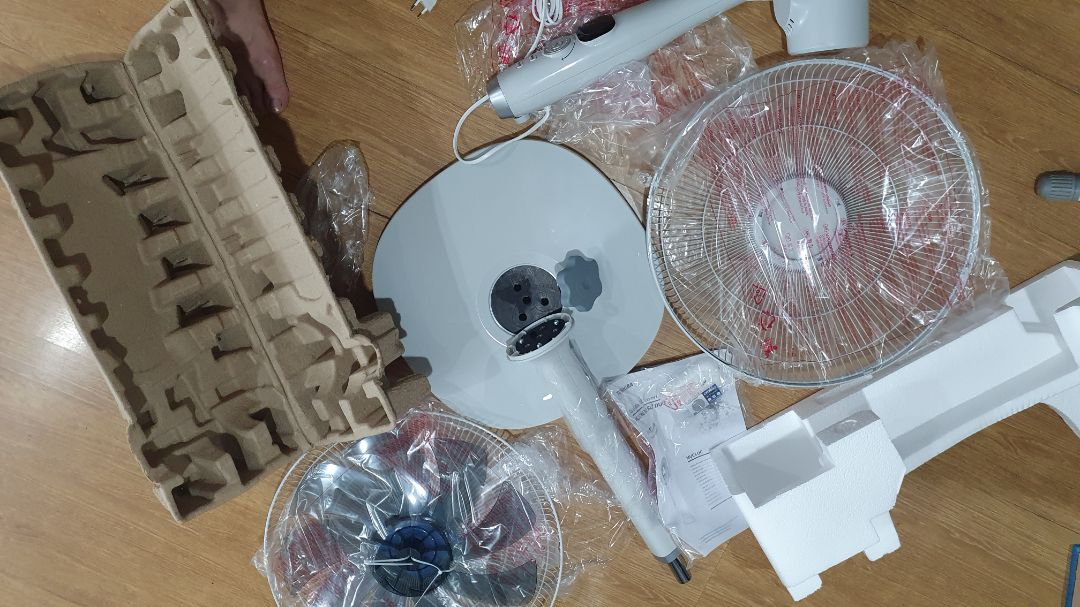 - quạt chất lượng ổn, điều khiển nhạy, chất liệu và thiết kế ok.
- chỉ có mình thắc mắc đã giao đủ đồ để lắp ráp chưa, dưới đáy có thiết kế 4 lỗ bắt vít nhưng trong hộp chỉ 1 con vít lớn. Tiki check lại và giao bổ sung cho mình nhé.