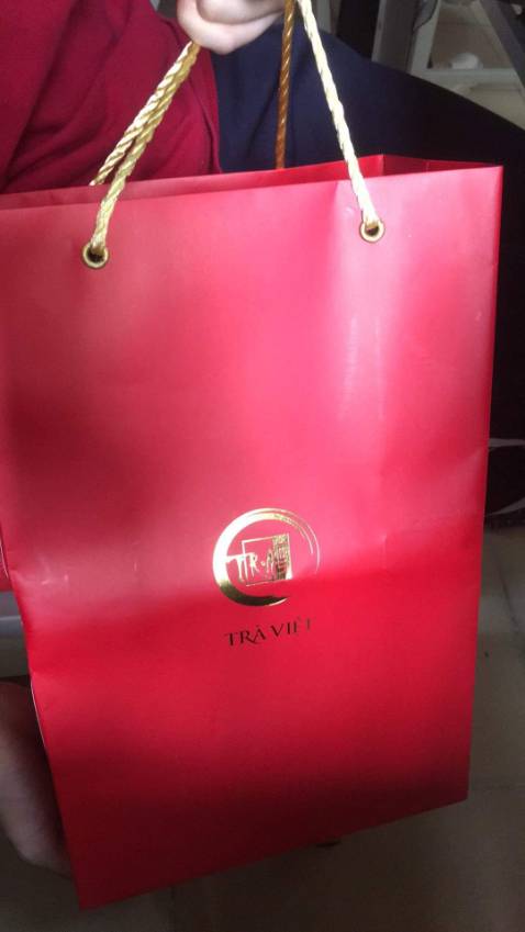 Hộp quà đẹp, thích hợp đem đu tặng. Tuy nhiên, túi đựng quà còn hơi méo cần được cải thiện nha