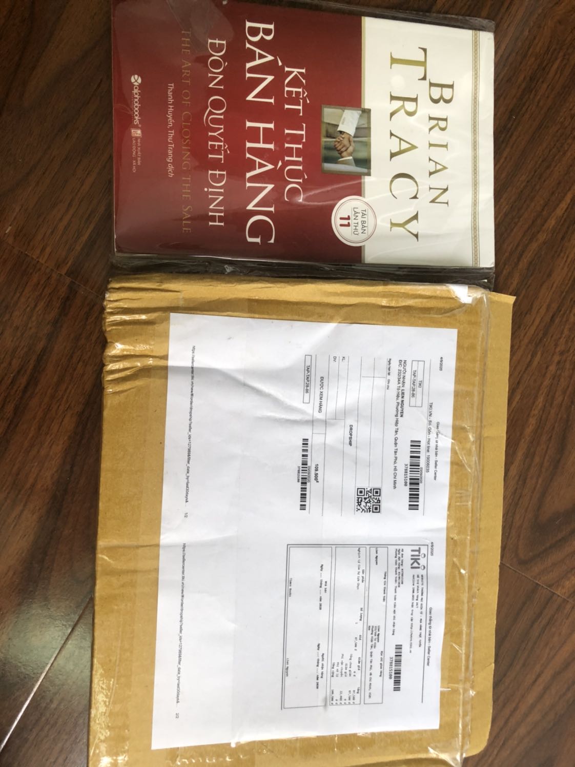 Giao hàng không đúng sách mình đã mua.
Ngoài hộp vẫn để Sách Nghịch lý của sự lựa chọn nhưng bên trong lại giao cuốn Kết thúc bán hàng đòn quyết định. 
Mình muốn Tiki đổi lại hàng cho mình