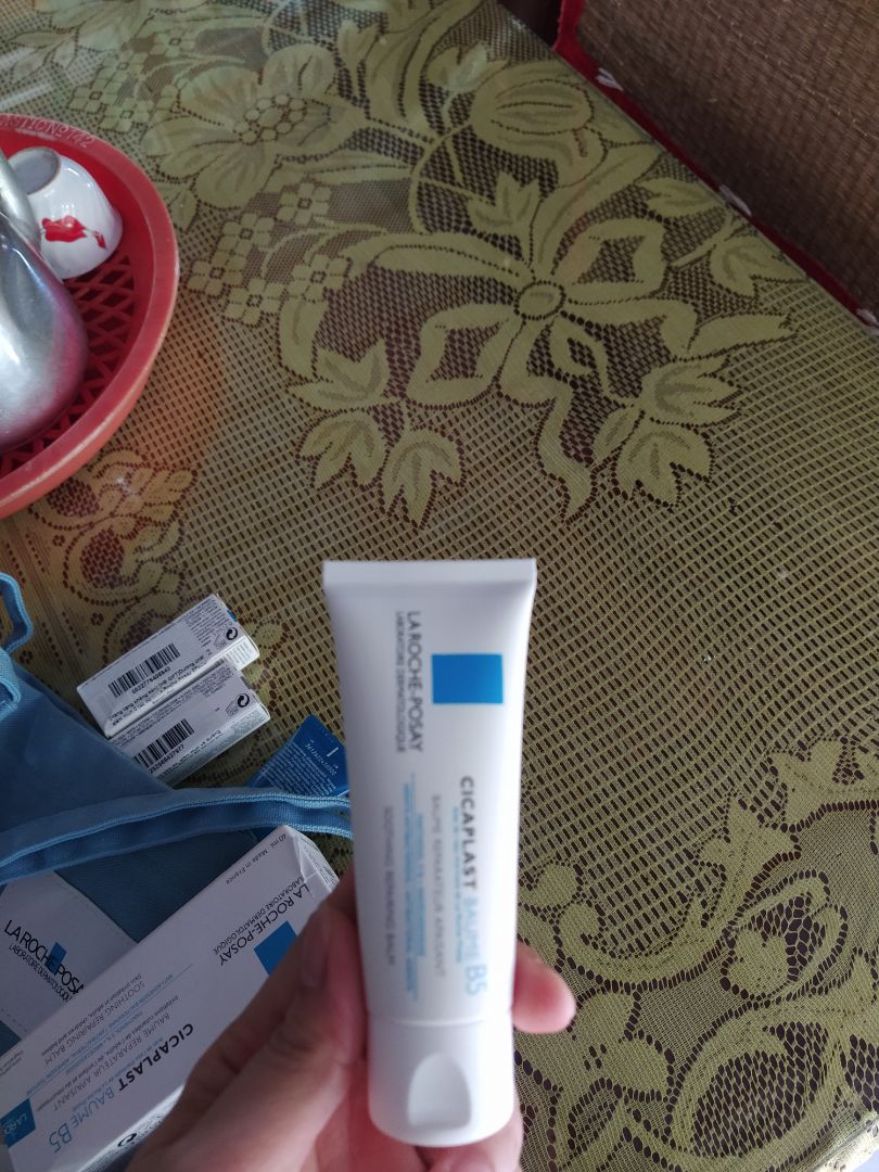 sp tốt đóng gói tốt giao nhanh..mua 1sp đc 4 quà tặng chất lượng...e b5 này thì khỏi bàn rồi kem lên da mướt nâng tone nhẹ,mình dùng kết hợp với retionl A313 buổi tối,ság thì dùng 1 mình e b5 này vs kem chống nắng(sink aqua nắp vàng)..đc 1 tháng thấy da đc cải thiện đều màu hơn tí..lcl nhỏ đc xíu nha