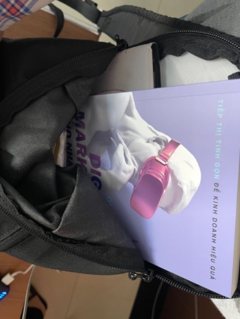 Cuốn sách giúp tôi nhận ra việc mất tập trung và đi lạc đường đáng sợ hơn nhiều so với việc bỏ lỡ một kênh truyền thông số; cho tôi thấy rõ digital marketing không có gì quá màu nhiệm hay phức tạp. Nó cũng chỉ là một trong các chiến lược tiếp thị mà tôi có thể áp dụng cho doanh nghiệp của mình.