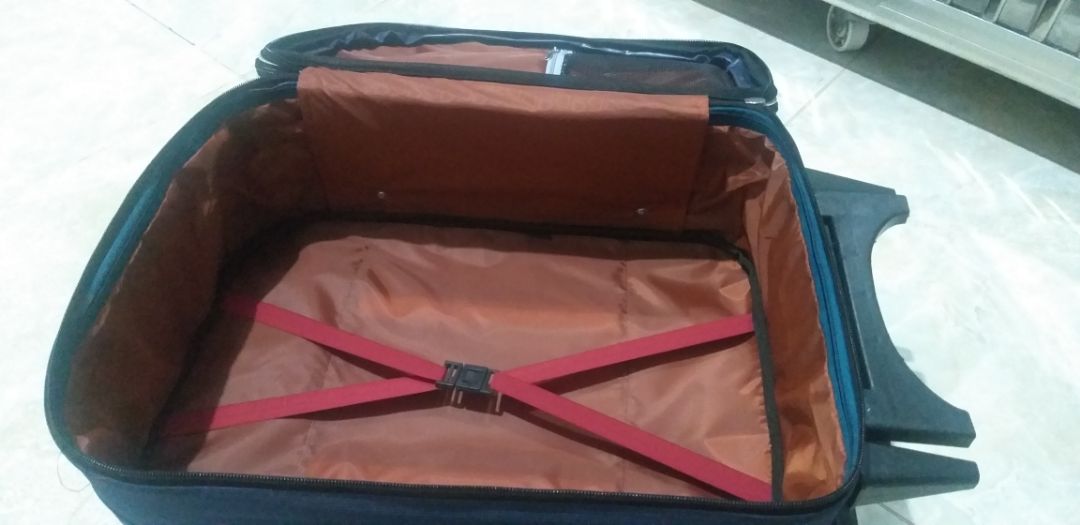 mua laka mà shop giao TN. Nản cái kiểu làm ăn mặc kệ này wa. 
sp thì tạm ổn với cái giá 360k. k chắc chắn nên mấy bạn xài thường hoặc bỏ đồ nặng nhìu nên cân nhắc nha. này chỉ thích hợp đi du lịch ngắn ngày tầm 5-7bo đồ ạ và ít đồ linh tinh. 
m do cbi bay rồi nên cũng k trả đổi j nửa. lần sau các bạn mua nên mở ra xem đúng so đặt nha.