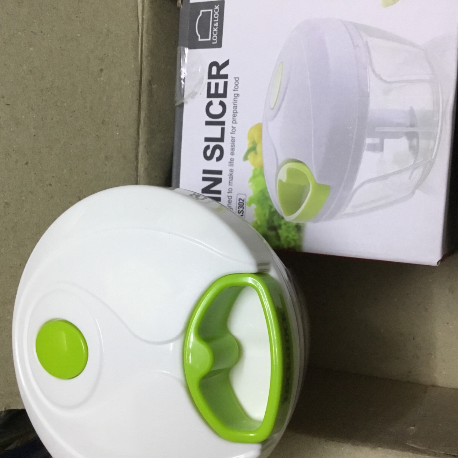 Dụng cụ xay rất tiện, nhỏ gọn, phù hợp cắt nhỏ hành, tỏi, ớt khi nẫu ăn, giúp không bị văng dính. Mình thích nhất cắt nhỏ hành tây, hành củ, k bị cay mắt nữa. Mình đã thử cắt nhỏ hành tây, nấm hương làm bánh bao, rất nhanh và tiện.