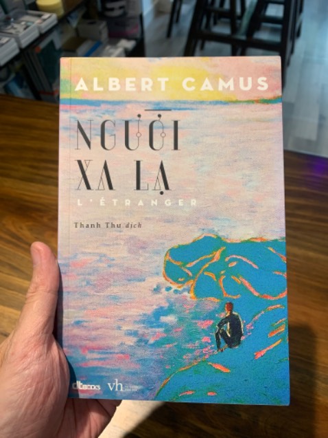 Cuốn này với cuốn Người Xa Lạ là một, chỉ khác cách dịch, tựa sách dịch khác nhau thành Kẻ Ngoại Cuộc. Mình mua để sưu tầm sách bìa cứng của Camus mà thôi. Có thể dịch bóng bẩy hơn ra kiểu “những thanh niên chán chường” nếu theo nội dung của sách
