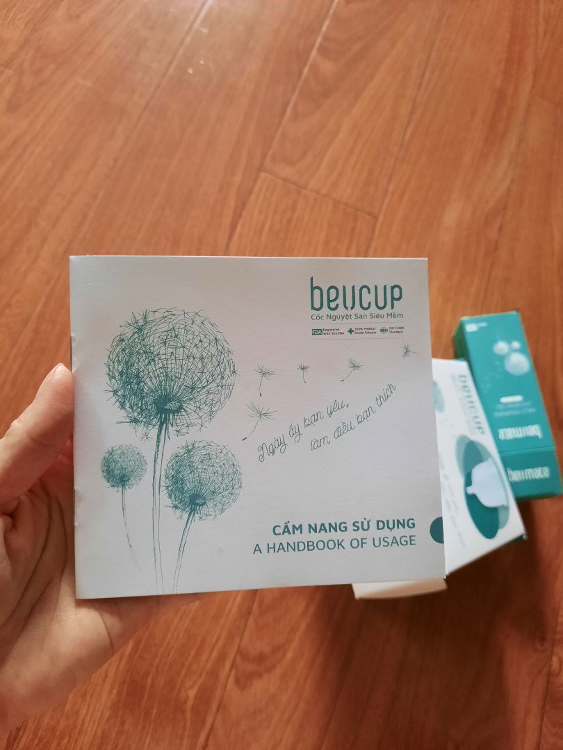 lần đầu tiên, cũng loay hoay mất cả ngày 4-5 lần trong nhà tắm ạ, cuối cùng cũng ok, dùng đúng cách thì ko có cảm giác j luôn, xem cách sd trên youtube,nên mua thêm bột tiệt trùng cốc, mỗi chu kỳ tiệt trùng 1-2 lần, dd rửa cốc kèm theo chỉ rửa để dùng hàng ngày,giao hàng nhanh, gói đẹp và cẩn thận, hài lòng