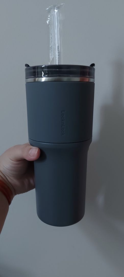 U là chài, gì mà mới đặt hôm qua hôm nay đã nhận được hàng rồi, nhanh gì mà nhanh dữ vại, ngta chưa kịp cbi tâm lí nhận hàng nữa, rồi mở cái thùng đóng kĩ càng xem, cái gì mà to đẹp mà cầm nặng tay chất dữ vài chèn. M sd để giữ lạnh nên khá ok, đá lâu tan lắm hơn 1 ngày á, còn giữu nóng thì m k biết. có điều khi làm rớt cái chốt đen bị gãy rồi....