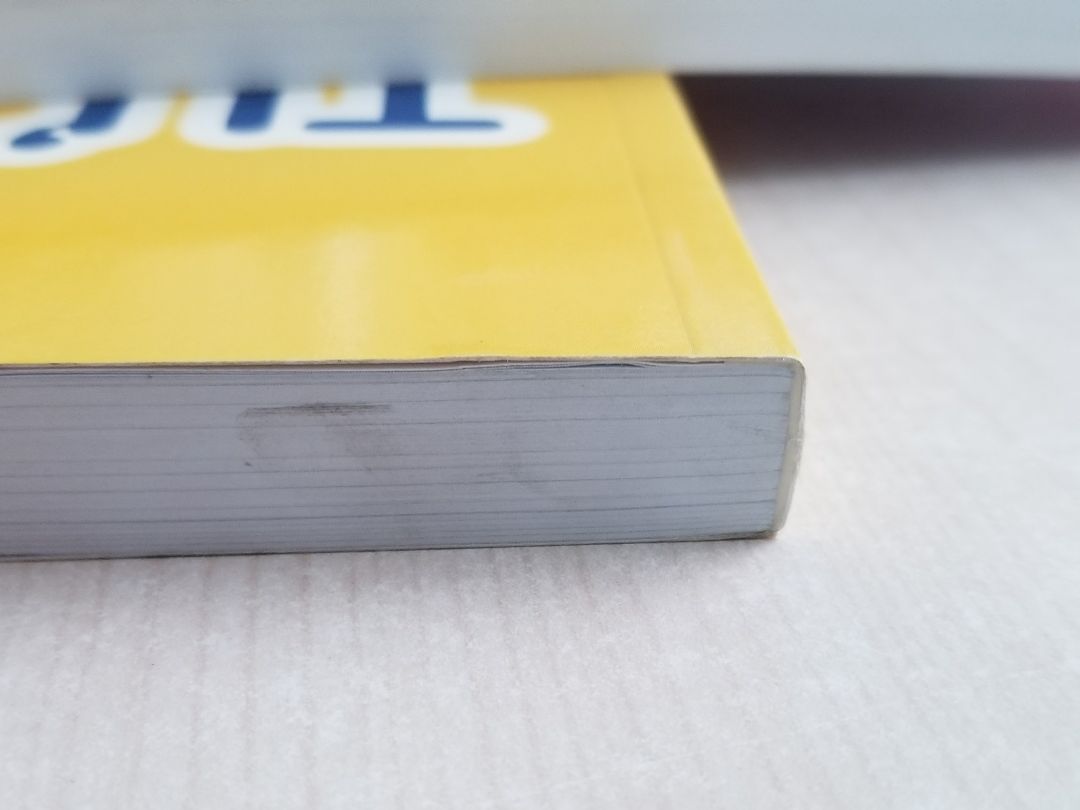 Trước đây từng tin tưởng đặt tiki một lốc chục cuốn sách vẫn không bị tệ đến nỗi ntn. lần này chỉ đặt có 5 cuốn mà 2/5 bị bẩn, dính vệt đen như kiểu tiki muốn tống sách bẩn đi cho mình. mình sẽ đánh giá cao hơn nếu tiki chủ động liên lạc mình để đổi hàng. vì kể cả mình đi mua ngoài nhà sách cũng chưa bao giờ gặp những quyển sách bị lỗi nặng như này bao giờ. hi vọng tiki đảm bảo chất lượng của khâu bảo quản sách vì những lần trước sách chỉ không bị đen, bị bẩn nhưng luôn bị quăn góc.