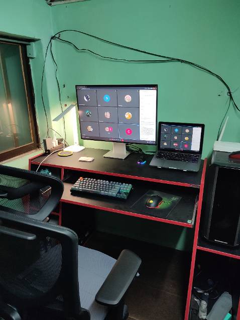 Bàn thiết kế đẹp ,chắc chắn . Giáo hàng hơi chậm