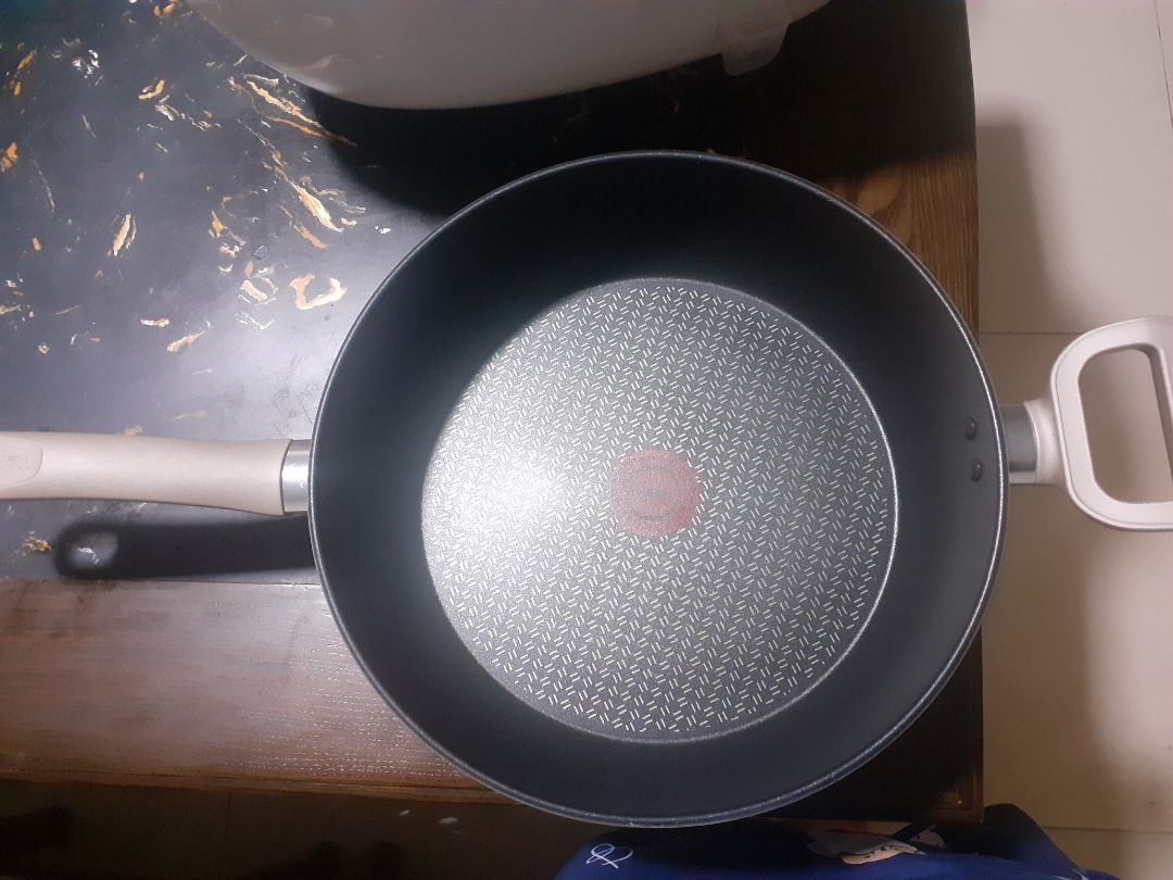 sản phẩm đẹp , giao đủ và đúng còn được tặng thêm chảo khá xịn xò . Điểm trừ duy nhất là hơi ồn 1 tí ( ý kiến riêng của em thôi ạ )