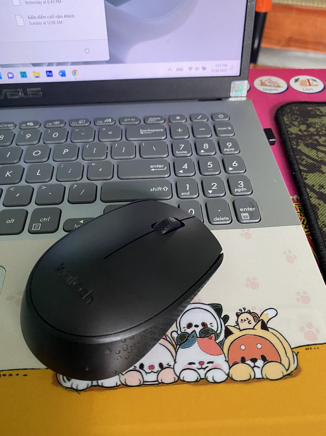 Hàng điện tử thì cứ mua TikiTrading là yên tâm. Chuột nhạy, thiết kế nhỏ thon gọn, cầm nắm hơi bị cứng tay, chuột này chắc hợp với ai tay nhỏ, tay con gái.  Chuột chính hãng vì tương thích với phần mềm của hãng Logitech Options(phần mềm điều chỉnh tốc độ chuột hay các tuỳ chọn khác.)