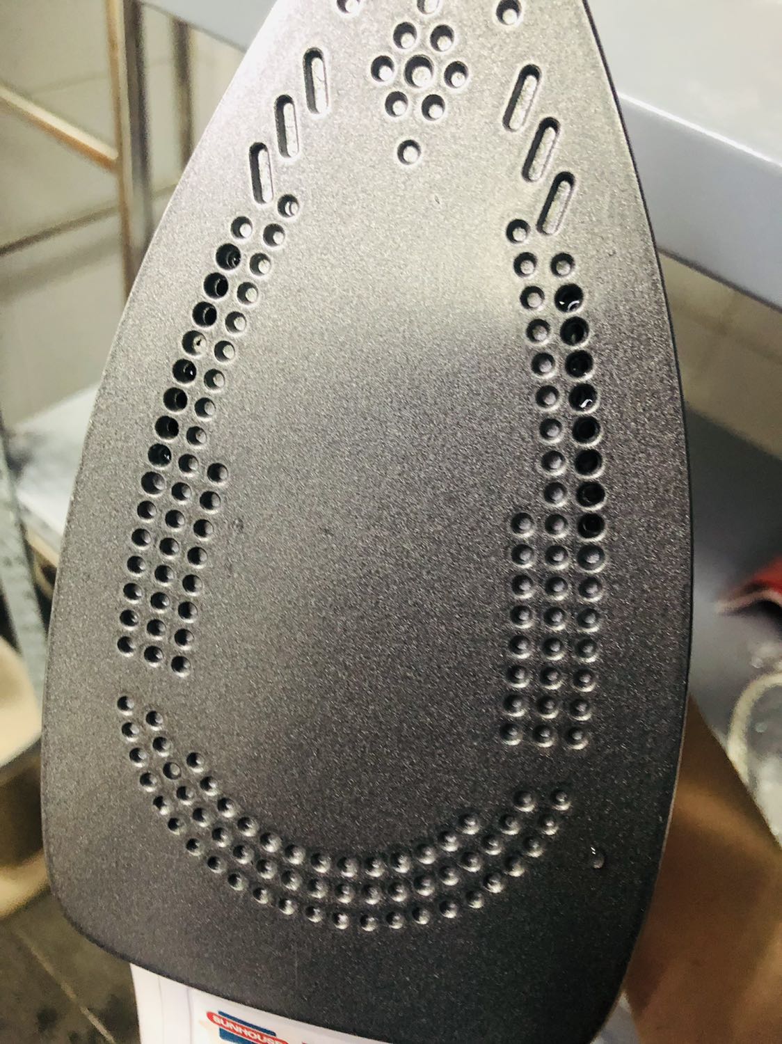 Giao nhanh 2h. Mẫu giao đẹp, bao bọc sạch sẽ, nhưng khi kiểm tra cắm điện và đổ nước thì máy ủi rất ok. Nhưng khi không ủi để riêng ra thì máy không giữ nước được lâu cứ chảy hoài, nên cân nhắc khi mua , ngoài vấn đề đó thì mọi thứ đều ổn.