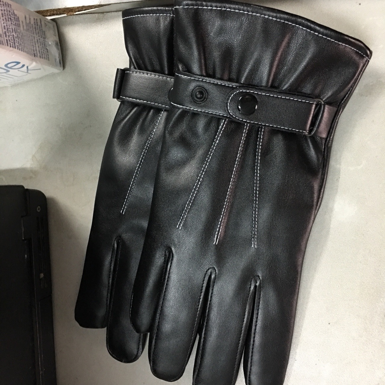 tôi dã nhận hàng, view cho khách hàng xem có thể tham khảo, sản phâm ok như mô tả, cảm ứng thì tốt, đi mưa tôi chưa đi nên chưa biết nhé, còn da với bên trong có nỉ nên mọi người yên tâm là sản phẩm rất ấm áp, rất ok về mẫu mã và chất lượng, với số tiền bỏ ra mấy chục thì quá xứng đáng, chân thành cảm ơn shop