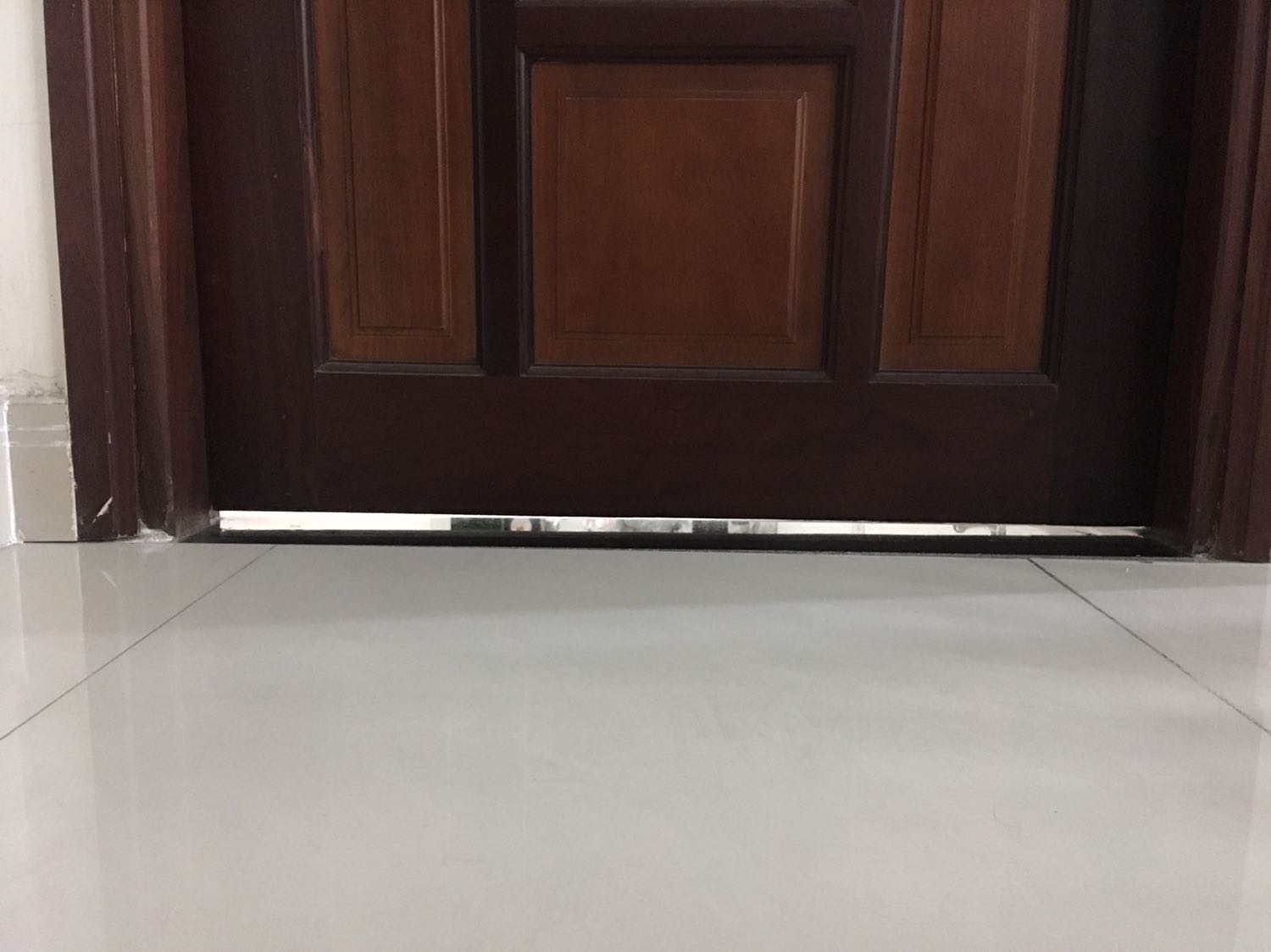 Giao hàng đúng hẹn. Shop cuộn kỹ quá nên bị bung keo xíu xíu. Cách âm ổn áp. Có dịp sẽ mua món khác ủng hộ shop. Cám ơn shop và Tiki !