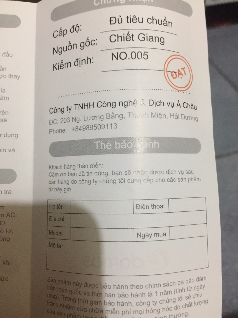 thực sự cũng không định mua hàng qua mang đâu, nhưng vì môt số lí do là lười quá nên mới chọn tiki làm nơi gửi gắm cho lần mua đầu tiên này , máy hút bụi trước mình mua ngoài cửa tiệm giá cả cao hơn rất nhiều nhưng về dùng thì thực sự lại đem lại bất tiện 
Gia đình có con nhỏ mà cái máy nó kêu cả quận nghe thấy =(( mỗi một lần hút bui là y như rằng phải nhốt con lại trong p cho nó khỏi nghe khỏi khóc vậy , nhận đc sản phẩm của shop thì điều đầu tiên mình thấy là sự chuyên nghiệp trong khâu đóng gói , máy bên trong được đóng gói rất gọn và không hề có vết xước nào trong quá trình vận chuyển giao nhanh đến mức mình còn giật mình . sáng đặt hàng , thì hôm sau đã " anh ơi anh có đơn hàng r ", thần tốc thực sự . Mình mua thì mình chỉ mong được khỏng 80 % như hình và mô tả nhưng thực sự nó vươt trên sự mong đợi , không phải nói quá 
chứ máy cầm sang cả tay , mình vác cả máy đi làm mà cũng rất vừa vặn không bất tiện gì . baath máy lên để hút thử thì máy chạy êm như ru , vừa bế con vừa hút bụi mà thằng cu nó ngủ ngặt nghẹo trên lưng , cũng chả phải lúi húi cúi người đau cả lưng tại có cái vòi hút hay quá à , chỗ nào cũng luồn được. Cái anh máy này trông nhỏ mà võ kinh lắm , hút cực mạnh luôn , có khi còn hút được cả người ý chứ . Mình định mua thử vì trời lạnh quá lười ra ngoài nhưng giờ thì biết chắc phải mua thêm cái nữa cho thầy me mình dùng . Cũng từng bán hàng mà chưa thấy quyển sách hướng dẫn nào có cả tiếng việt cả chứ không như lần trước mua ngoài tiệm về lúi húi tiếng đồng hồ mới ghép hình xong cái máy hút bụi cồng kềnh,  shop uy tín thât sự đấy =)). Sory vì mình nhận xét hơi dài dòng nhưng làm cửa tiệm có nh thời gian rảnh mà lại không viết ra cho lần đầu mua sắm online thế này  thì hơi có lỗi với sự tận tình của shop và sự chuyên nghiệp của tiki, phiên bản kia mình chưa có thử qua, chắc lần tiếp theo sẽ làm môt cặp về cho đủ bộ . Chúc shop làm ăn phát đạt nhé. mình hỏi tư vẫn hơi nhiều mà vẫn cố giảng dải cho mình là thấy tận tâm lắm , chỉ mong có 10 sao để đánh giá chứ 5 sao thì hơi ít =)). mong sẽ có nhiều sản phẩm tốt để mình mua nhiều hơn như cái máy này.