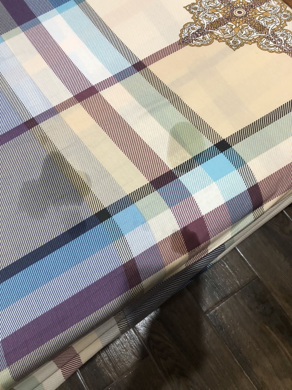 Bàn ủi nhìn đẹp nhưng khi đem ra ủi thử thì nước nó văng ra thành giọt chứ k phải hơi. Áo ủi bị ướt phải sấy mới mang đc và nước thì chảy tè le😥