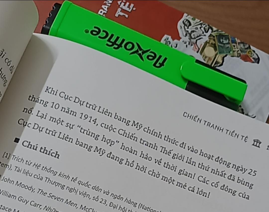 Sách đẹp, giấy đẹp, tất cả đều ok. nhưng mà
đọc buồn ngủ quá. Sao mấy bạn đọc được mà khen hay vậy nhỉ, chỉ mình cách đọc để k buồn ngủ với. Tổng thống gì mà chết như ngoé :)) toàn các âm mưu ghê gớm từ các tay tài phiệt ngân hàng. Vụ sập sàn 1929 toàn các ông ấy âm mưu hết đấy :)) ráng đọc đến chương lạm phát mà thôi để khi nao đó đọc lại chứ đọc k cảm nổi. Buồn ngủ lắm?. mong sau đọc lại thấy cái hay của nó. Nói chung đọc cũng bình thường, k có gì đáng khen!