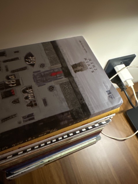 Thề luôn từ sau này không bao giờ đặt sách Tiki nữa. Vì đóng gói sách quá sơ sài, cẩu thả đến độ bực mình luôn ấy. Mình đặt 3 cuốn thì cả 3 cuốn đều bị lỗi, đóng gói thì gói giấy báo như cho có. Thật sự rất uổng tiền, khi cầm sách lên đọc nhìn móp hết tất cả các trang sách mà không thấm nổi để đọc luôn.