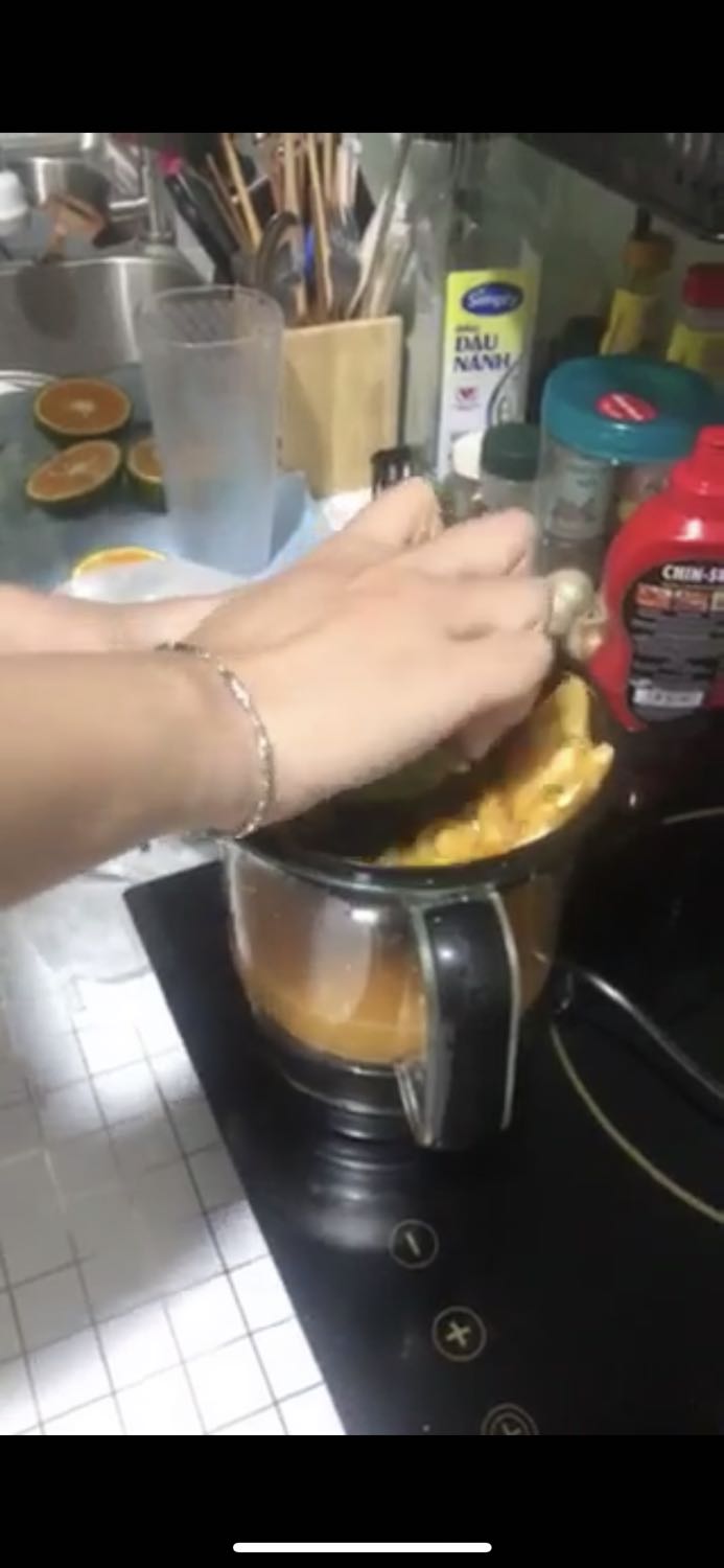 Mới đầu đọc review cũng quan ngại lắm, nhưng thấy giá cũng rẻ và quan trọng là lỡ mua 2kg cam nhưng chưa có đồ vắt nên rất cần gấp thành ra mua lun ?. Vì vậy nên chọn giao gấp trước 10h sáng hôm sau, mặc dù mua lúc 8pm tối hôm trước.
Khi nhận hàng thì may mắn là ko bị bể, thậm chí vỏ hộp còn rất mới và vuông vức.
Nôn nóng về sử dụng ngay, thì máy chạy êm, ko phát ra tiếng ồn nhiều. Vắt liên tù tì 10 trái cam vẫn ko thấy đơ hay nóng máy gì cả.
Nói chung vô cùng hài lòng về sản phẩm.
Hy vọng máy sẽ bền lâu là xuất sắc luôn!