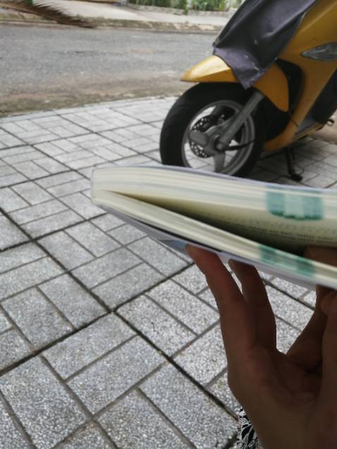 Tôi đã mua sản phẩm này 2 lần, lần 1 bìa sách rất tốt, lần 2 bìa sách dán không dính tách ra từng tờ như vậy hơi thất vọng. Tôi đang suy nghĩ để mua thêm vì nội dung sách này rất phì hợp với nhiều người và tộ mong muốn được tặng nó. Vì vậy mỗi cuốn sách đều có cai trị riêng của nó. Hãy kiểm tra và đóng gói sản phẩm cho chính mình nhé Nhà Bán Hàng. Lần sau tôi sẽ vẫn đặt lại. Hy vọng sẽ không không lặp lại tình trạng này nữa .