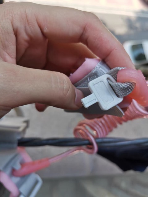 Dây có khoá an toàn. Cổ tay lót đệm mềm nên bé đeo k có bị đau. Con m nghịch lắm. Có dây này bé khỏi chạy xa đc