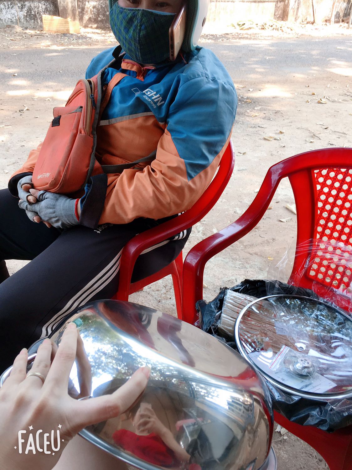 Bên ngăn lẩu k nấu được. Nấu hoài nước vẫn k sôi để nhúng lẩu