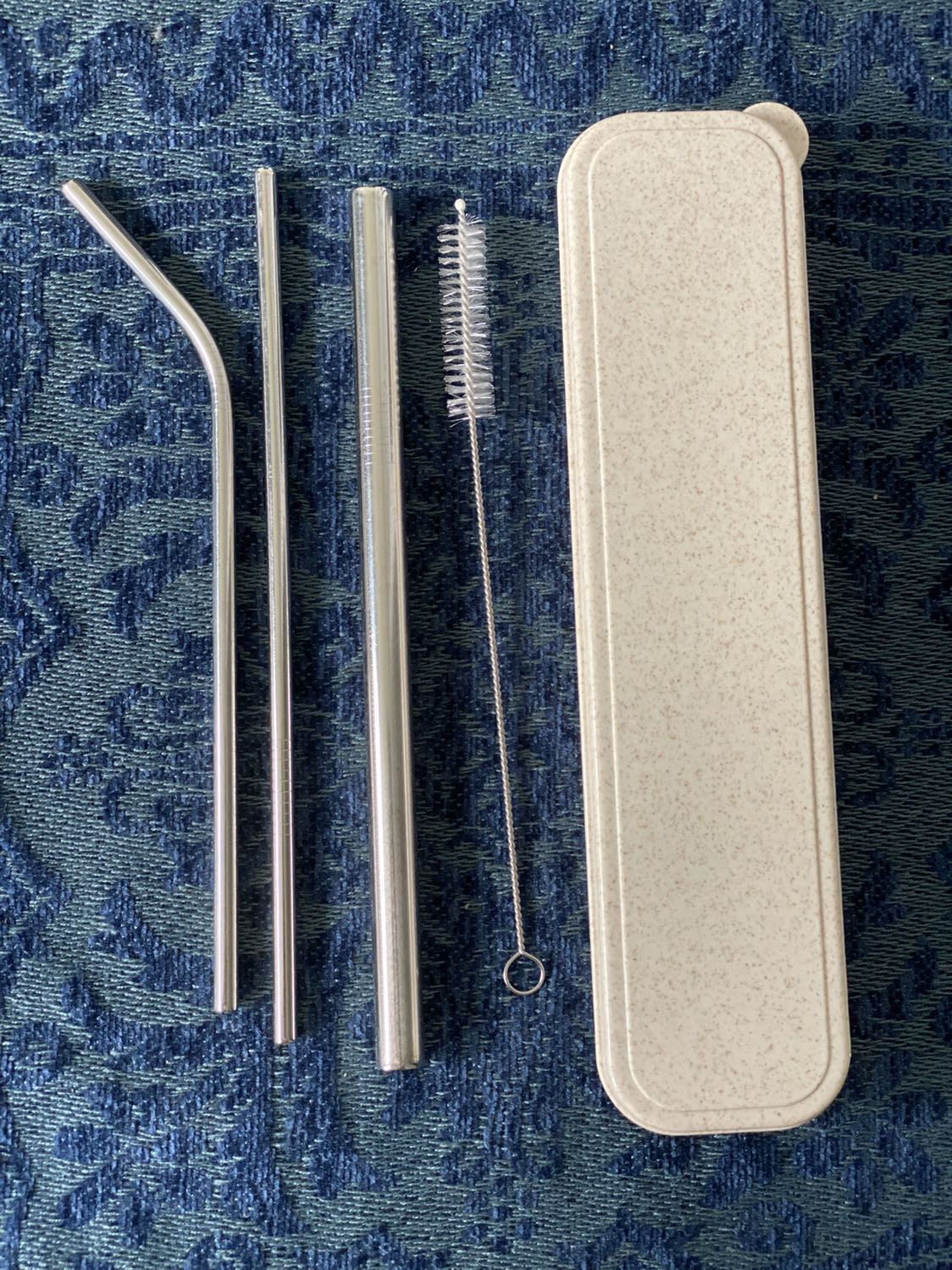 - Gói hàng của Tiki khá ổn cho lần này 
- Hàng giao giống hình 
- Giao hàng nhanh 
- Thẩm Mỹ sản phẩm thì phần đánh bóng ống hút không được bóng và có vết trầy và một đầu hơi đen đen.