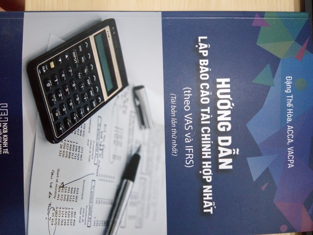 Sách viết cụ thể, rõ ràng, phù hợp cho những bạn muốn tìm hiểu và học về hợp nhất cả lý thuyết và thực hành (vì trong sách được trình bày như những working mà mấy bạn kiểm toán hay làm). 
Cảm ơn tác giả thật nhiều vì đã cho ra đời 1 tác phẩm tuyệt vời như vậy