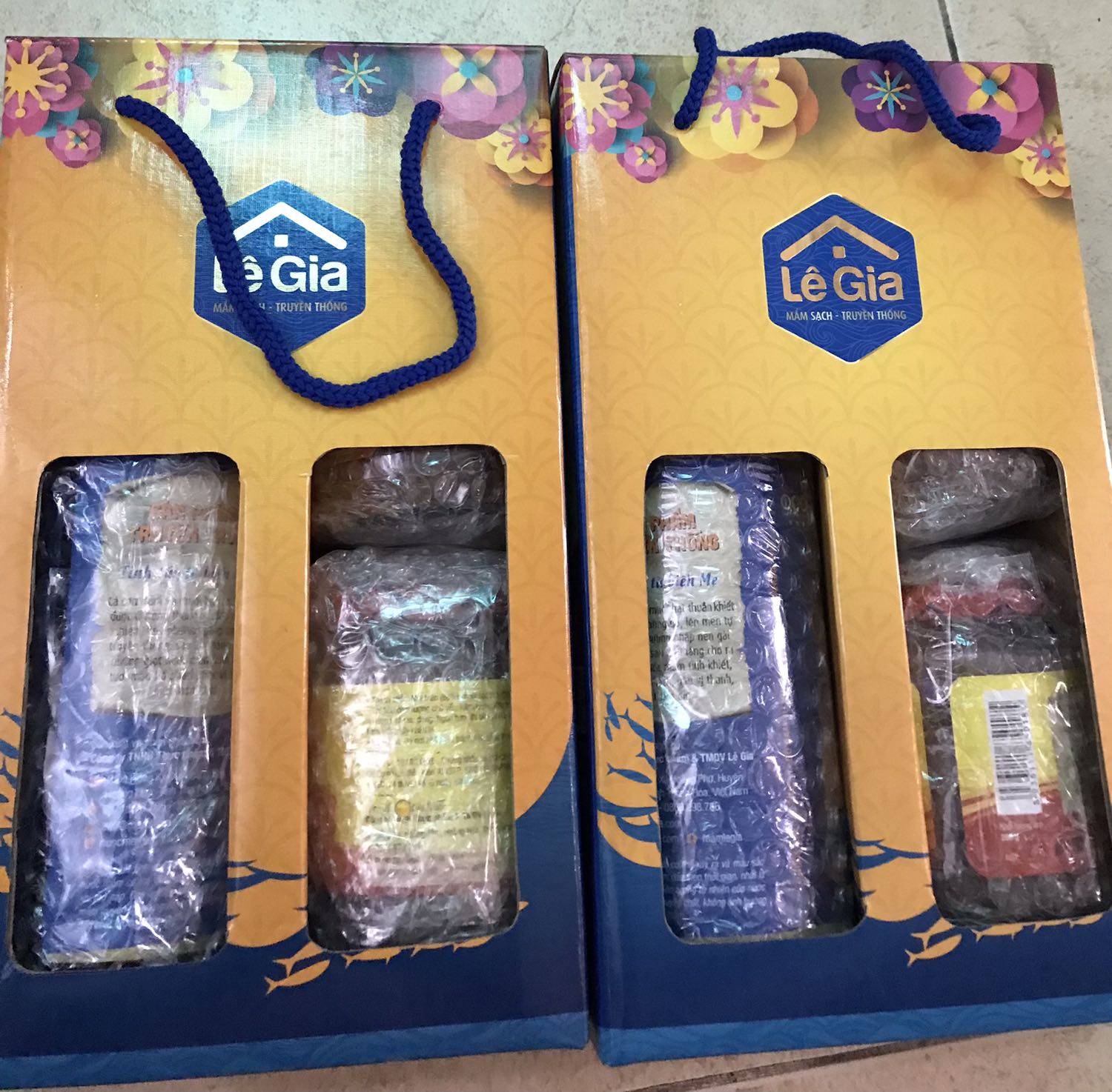 Mình mua hộp 2 chai nước mắm mà giao nhầm hộp 1 chai nước mắm và 2 hũ mắm gì đó( kèm ảnh), Tiki vui lòng xem đơn và đổi lại giúp, cám ơn Mình mua hộp 2 chai nước mắm mà giao nhầm hộp 1 chai nước mắm và 2 hũ mắm gì đó( kèm ảnh), Tiki vui lòng xem đơn và đổi lại giúp, cám ơn
