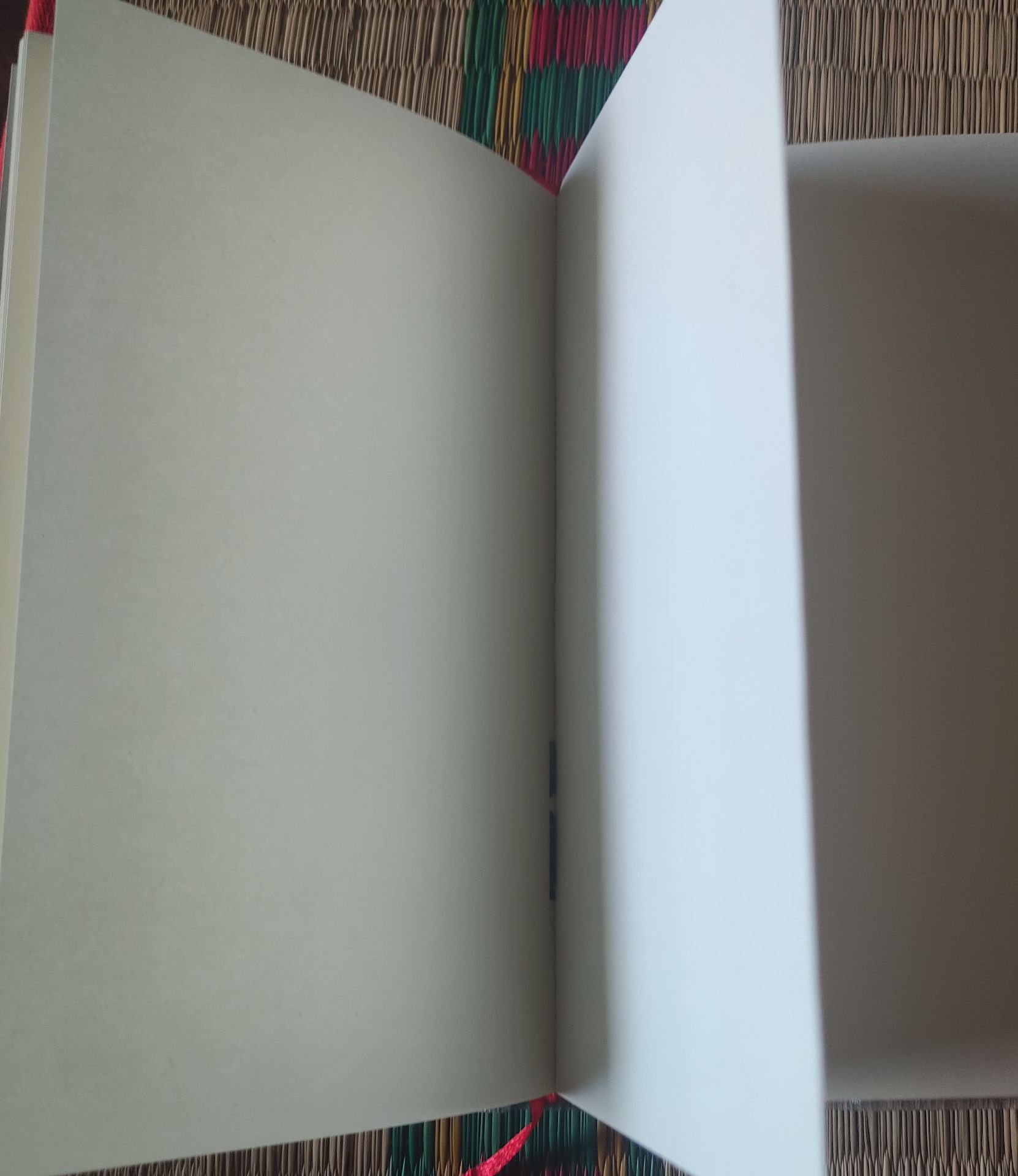 quyển sách này bìa rất đẹp, nhiều đánh giá 5 sao. Và mình đã mua và thất vọng. 
Nếu như ở bìa sách (hoặc nội dung) ghi rằng đây là 1 quyển sổ thì mình sẽ không mua. Với sự giới thiệu quyển sách đầy hấp dẫn thì đổi lại nội dung sách cực kỳ sơ sài. Đối với mình, đây không phải là sách.
Tuy nhiên, nếu bạn đang tìm 1 quyển sổ tay có 1 vài hướng dẫn thiền thì đây có thể là 1 lựa chọn tốt. Gần 1/2 quyển này là giấy trắng để ghi chú. Thiết kế cũng tối giản kiểu zen.