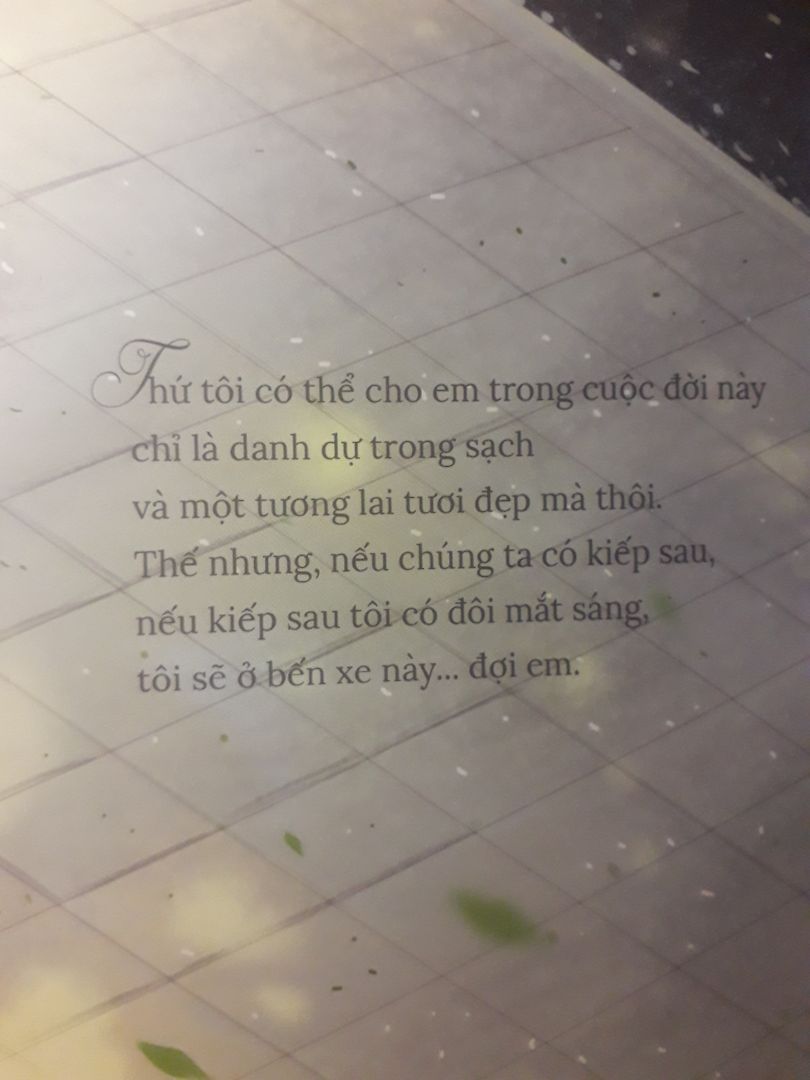 Sách đẹp lắm, giao hàng nhanh. Thật sự mình mua quyển này về để trưng bày làm kỉ niệm thôi vì mình không dám đọc lại lần nữa. "Bến xe" là truyện ngôn tình đầu tiên mình đọc, lúc ấy là một học sinh lớp 9 giờ đã năm 2 đại học rồi mà mình vẫn ám ảnh. Hình ảnh thầy Chương đã khắc sâu trong tâm trí của mình. Bây giờ Instagram, *** và các trang mạng xã hội khác mình đều dùng là Hải Thiên. Mình đọc lại truyện 2 lần rồi, và mình không đủ dũng khí để đọc lại. Có lẽ mình sẽ cất gọn để làm kỉ niệm cho một tuổi trẻ đầy rực rỡ 🌞