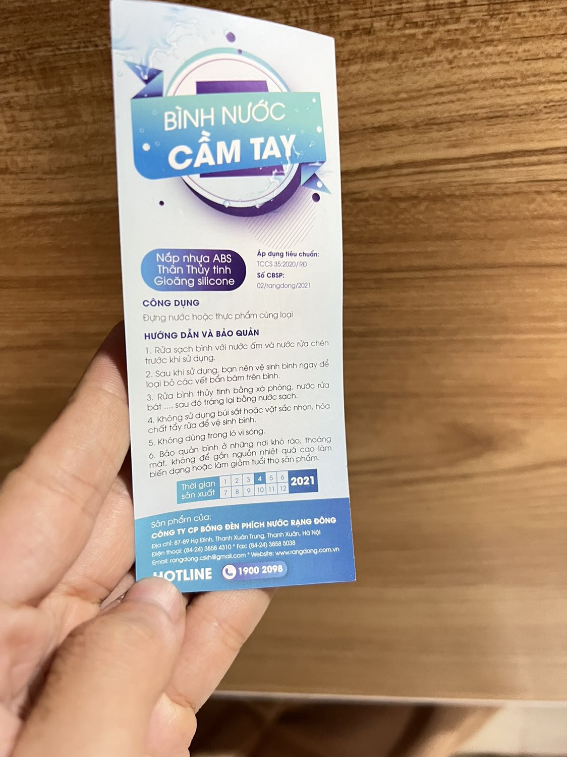 Tiki giao hàng nhanh hơn dự kiến đấy :))
Sản phẩm đơn giản, trang nhã và tiện dụng
Cái vòng tròn trên nắp chỉ làm điểm nhấn cho sản phẩm thôi nha mọi người. Nói chung phù hợp để mang nước vào văn phòng là mình ok rồi ::)