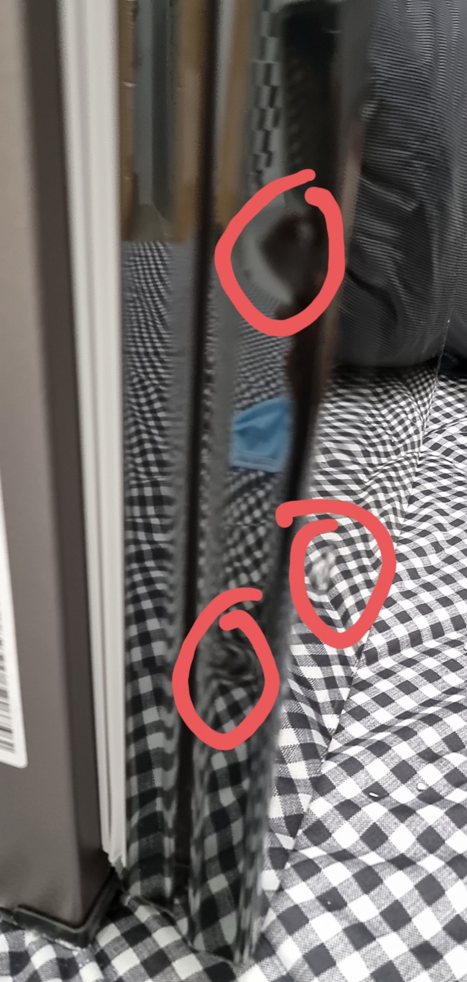 tủ bị móp 3 chỗ, sản phẩm giao muộn 1 ngày không thông báo.
Cảm giác chờ đến ngày giao không giao 14/06/21 thì đến ngày 15/06 nhận được 1 cái tủ móp 3 chỗ thất vọng vô cùng.
Mong tiki sớm hỗ trợ đổi lại cho tôi tủ khác.
Xin cảm ơn