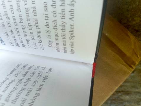 Sách mới tinh, giấy bóng, đẹp.
Mà đơn vị vận chuyển quá cẩu thả, làm sách bị gẫy góc ảnh hưỡng đến cả những trang sách.