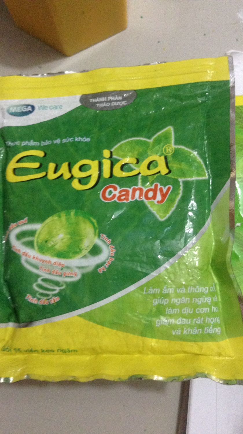 Đặt hàng do nhìn nhầm tên, cứ nghĩ là Eugica lại hoá ra Eucatana. Nhác qua dễ thấy màu chủ đạo, font chữ tương tự nhau. Nhưng đây là sản phẩm của các cty dược khác nhau. May là sản phẩm dùng cũng ổn , chắc không phải hàng nhái. Tin Tiki