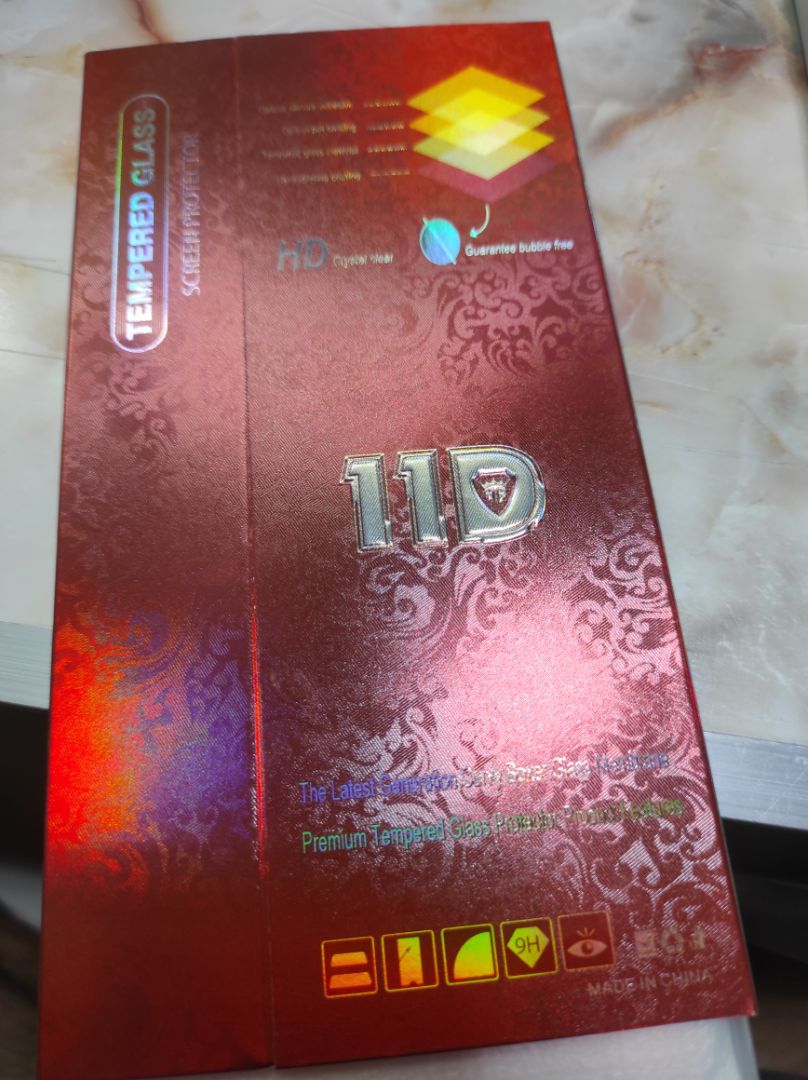 kính hơi ngắn so với màn hình.