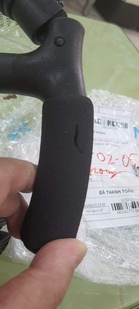 Phần tay nắm bị rách mà giao cho khách hàng? Không hiểu nổi luôn